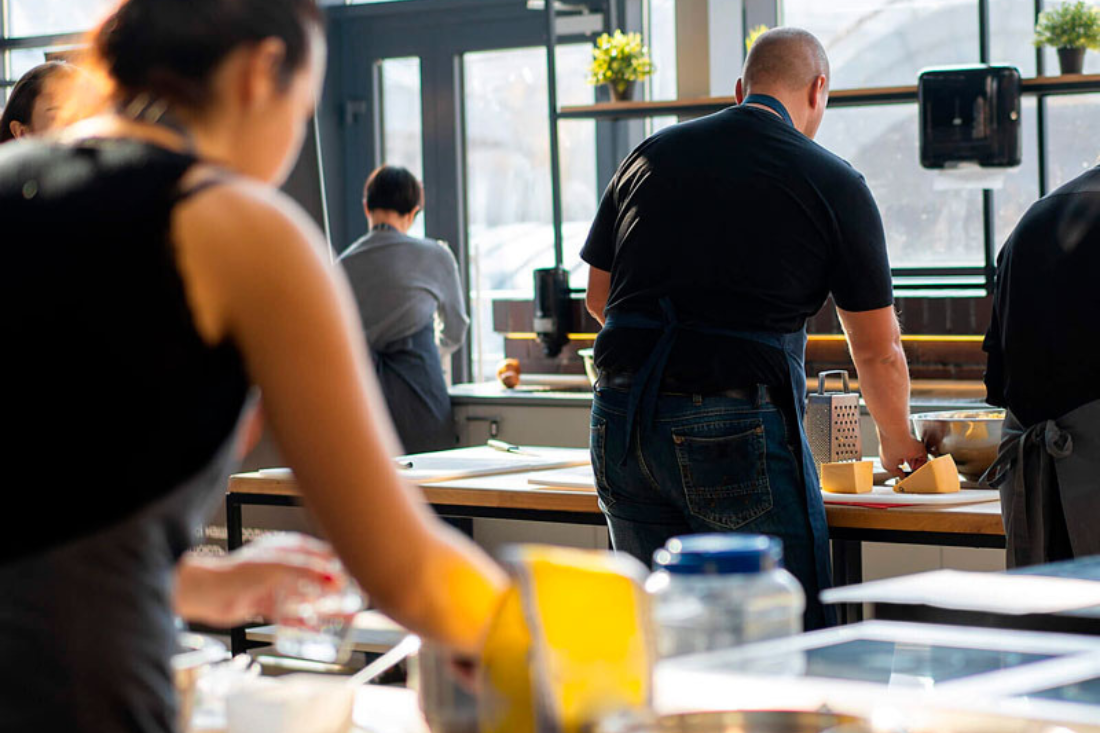 Dalla teoria alla pratica come i corsi professionali di cucina migliorano la produttività in cucina