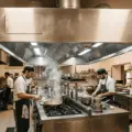 Cappe di aspirazione per cucine professionali: guida alla scelta e alla manutenzione