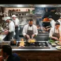Cucina a vista ristorante: come progettarla tra vantaggi, criticità e normative